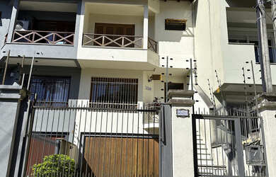 Imagem: A casa possui 3 Dormitórios, 1 Suíte, 3 Banheiros, 3 Vagas