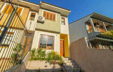 Imagem: A casa possui 3 Dormitórios, 3 Suítes, 4 Banheiros, 1 Vaga