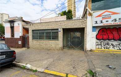 Imagem: A casa possui 3 Dormitórios, 1 Banheiro, 2 Vagas na garagem