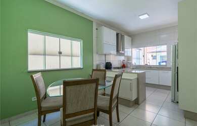 Imagem: A casa possui 3 Dormitórios, 4 Banheiros, 2 Vagas na garagem