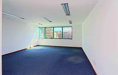 Imagem: A sala comercial possui 33m² de Área Privada e está localizado