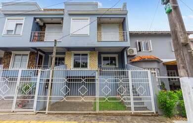 Imagem: A casa possui 3 Dormitórios, 2 Banheiros e 1 Vaga na garagem