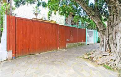 Imagem: O terreno e está localizado em Menino Deus, Porto Alegre à