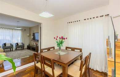 Imagem: A casa à venda possui 3 Dormitórios, 1 Suíte, 2 Banheiros