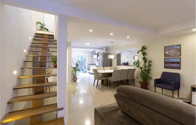 Imagem: A casa possui 3 Dormitórios, 1 Suíte, 4 Banheiros, 2 Vagas