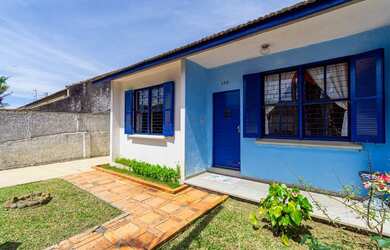 Imagem: A casa possui 3 Dormitórios, 2 Banheiros e 6 Vagas na garagem