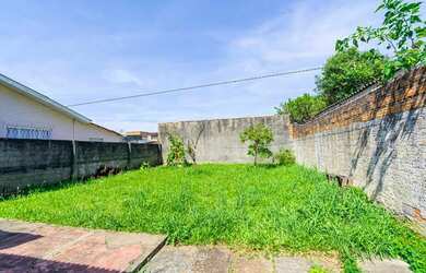 Imagem: O terreno possui 2 Dormitórios, 1 Banheiro e 2 Vagas na garagem