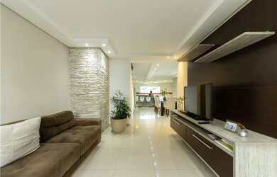 Imagem: A casa possui 4 Dormitórios, 4 Suítes, 5 Banheiros, 5 Vagas