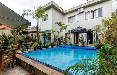 Imagem: A casa possui 4 Dormitórios, 2 Suítes, 5 Banheiros, 3 Vagas