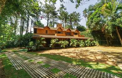 Imagem: A casa possui 3 Dormitórios, 3 Suítes, 5 Banheiros, 8 Vagas