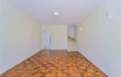 Imagem: A casa possui 2 Dormitórios, 1 Suíte, 3 Banheiros, 2 Vagas