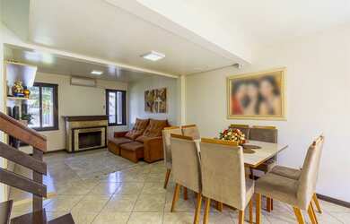 Imagem: A casa possui 3 Dormitórios, 1 Suíte, 4 Banheiros, 2 Vagas