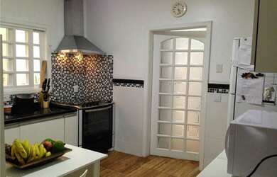 Imagem: A casa possui 3 Dormitórios, 3 Suítes, 8 Banheiros e 4 Vagas