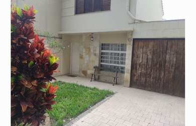 Imagem: A casa possui 2 Dormitórios, 1 Suíte, 2 Banheiros, 3 Vagas