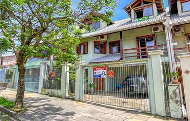 Imagem: A casa possui 3 Dormitórios, 2 Suítes, 5 Banheiros, 182m²