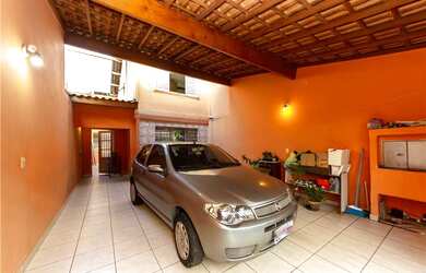 Imagem: A casa possui 3 Dormitórios, 1 Suíte, 2 Banheiros, 2 Vagas