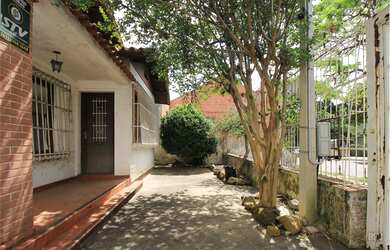 Imagem: A casa possui 4 Dormitórios, 2 Banheiros, 5 Vagas na garagem