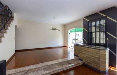 Imagem: A casa possui 4 Dormitórios, 3 Suítes, 6 Banheiros, 4 Vagas