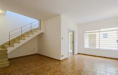 Imagem: A casa possui 2 Dormitórios, 2 Banheiros, 2 Vagas na garagem