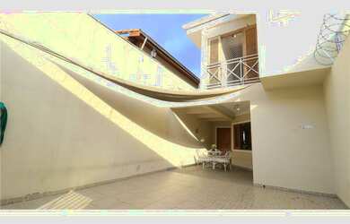 Imagem: A casa possui 3 Dormitórios, 3 Suítes, 8 Banheiros, 3 Vagas