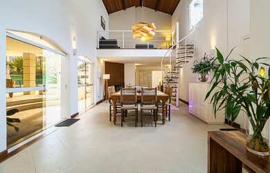 Imagem: A casa possui 3 Dormitórios, 3 Suítes, 10 Banheiros, 7 Vagas