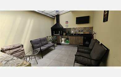 Imagem: A casa possui 2 Dormitórios, 1 Suíte, 3 Banheiros, 2 Vagas