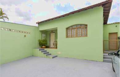 Imagem: A casa possui 4 Dormitórios, 1 Suíte, 4 Banheiros, 3 Vagas