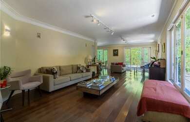 Imagem: A casa possui 5 Dormitórios, 4 Suítes, 7 Banheiros, 4 Vagas