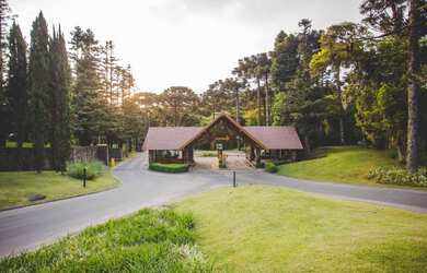 Imagem: A casa possui 4 Dormitórios, 4 Suítes, 6 Banheiros, 2 Vagas