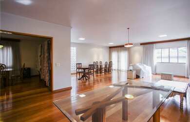 Imagem: A casa possui 4 Dormitórios, 1 Suíte, 4 Banheiros, 4 Vagas