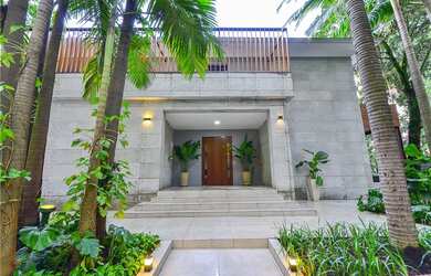 Imagem: A casa possui 4 Dormitórios, 4 Suítes, 6 Banheiros, 8 Vagas