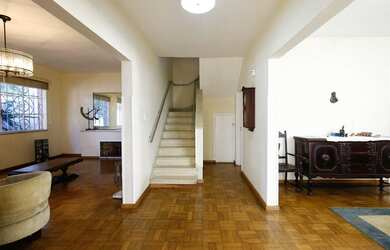 Imagem: A sala comercial possui 4 Banheiros, 5 Vagas na garagem e 255m²