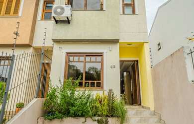 Imagem: A casa possui 3 Dormitórios, 3 Suítes, 4 Banheiros, 1 Vaga