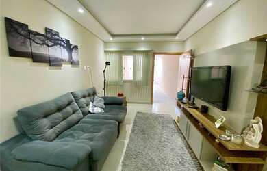 Imagem: A casa possui 3 Dormitórios, 2 Suítes, 3 Banheiros, 2 Vagas