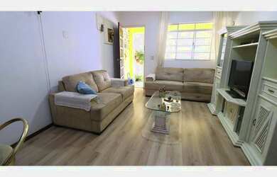 Imagem: A casa possui 2 Dormitórios, 2 Banheiros, 1 Vaga na garagem