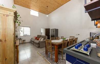 Imagem: A casa possui 2 Dormitórios, 2 Suítes, 4 Banheiros, 2 Vagas