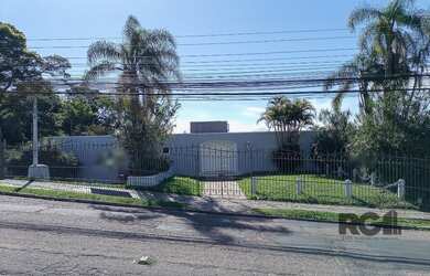 Imagem: A casa possui 3 Dormitórios, 1 Suíte, 5 Banheiros, 3 Vagas