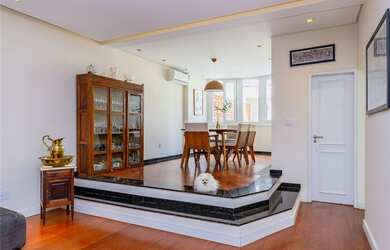 Imagem: A casa possui 4 Dormitórios, 1 Suíte, 6 Banheiros, 2 Vagas