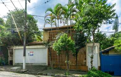 Imagem: A casa possui 4 Dormitórios, 2 Suítes, 3 Banheiros, 4 Vagas