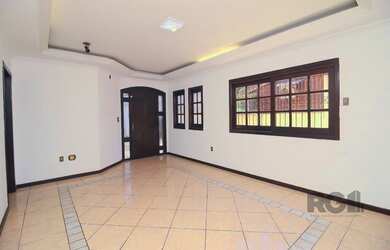 Imagem: A casa possui 4 Dormitórios, 1 Suíte, 4 Banheiros, 2 Vagas