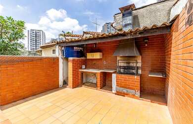 Imagem: A casa possui 3 Dormitórios, 3 Banheiros, 2 Vagas na garagem