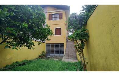 Imagem: A casa possui 3 Dormitórios, 1 Suíte, 3 Banheiros, 2 Vagas