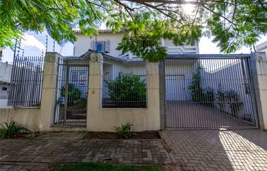 Imagem: A casa possui 4 Dormitórios, 1 Suíte, 4 Banheiros, 5 Vagas