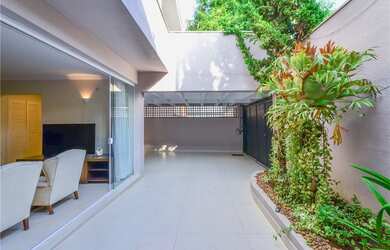 Imagem: A casa possui 3 Dormitórios, 1 Suíte, 2 Banheiros, 2 Vagas