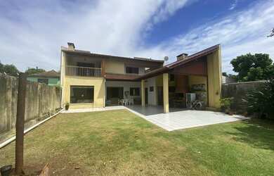 Imagem: A casa possui 3 Dormitórios, 1 Suíte, 6 Banheiros, 4 Vagas