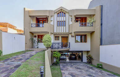 Imagem: A casa possui 4 Dormitórios, 1 Suíte, 4 Banheiros, 4 Vagas