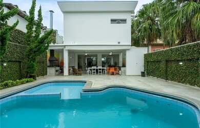 Imagem: A casa possui 7 Dormitórios, 5 Suítes, 6 Banheiros, 5 Vagas