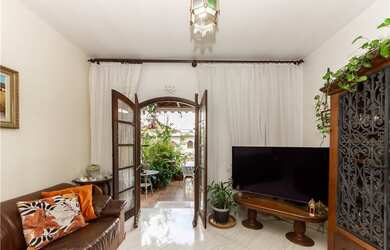 Imagem: A casa possui 4 Dormitórios, 2 Suítes, 3 Banheiros e 1 Vaga