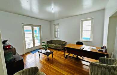 Imagem: A casa possui 4 Dormitórios, 4 Banheiros, 10 Vagas na garagem