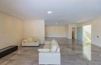 Imagem: A casa possui 4 Dormitórios, 3 Suítes, 6 Banheiros, 9 Vagas